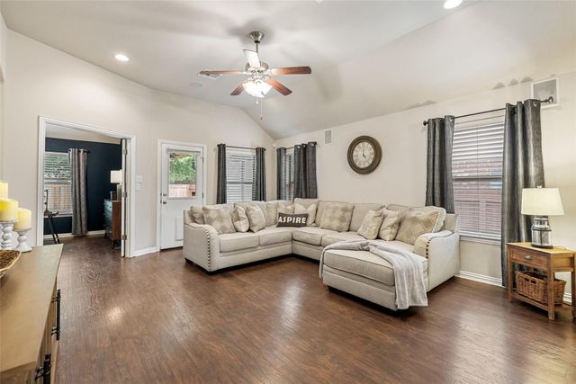 535 Oyster CRK, Buda, TX 78610