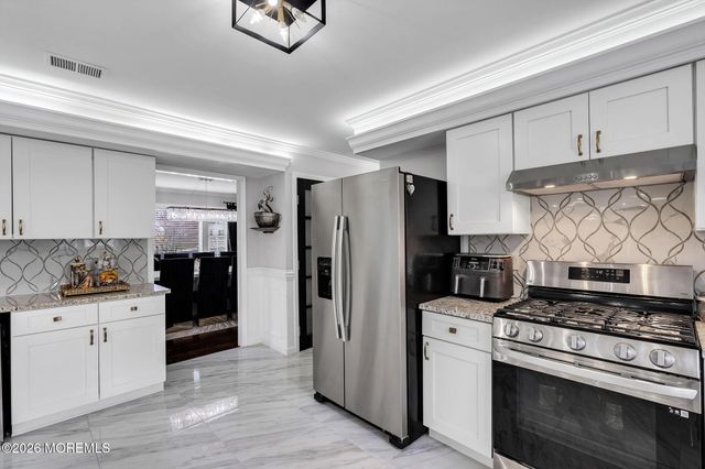 21 Julies Way, Howell, NJ 07731