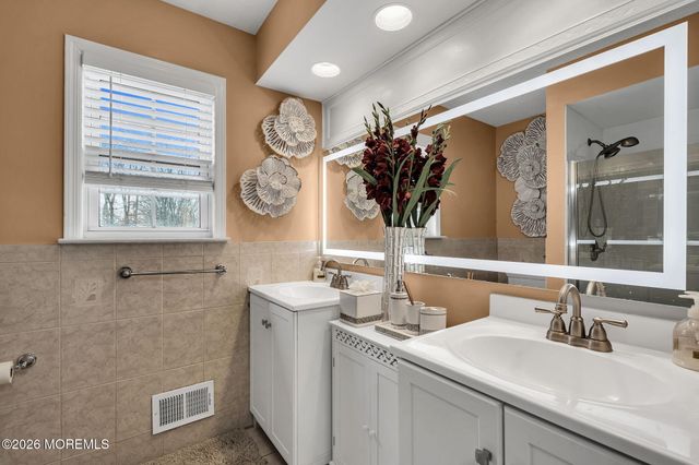 21 Julies Way, Howell, NJ 07731