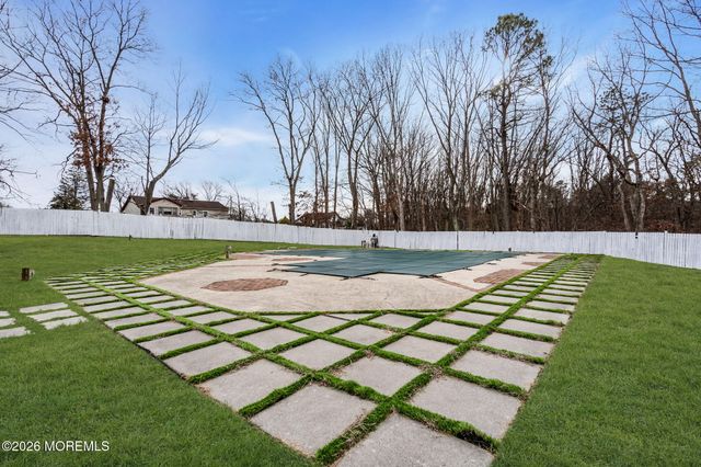 21 Julies Way, Howell, NJ 07731