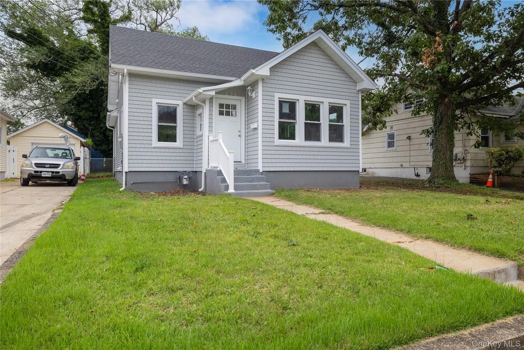 171 S Brookside Avenue, Freeport, NY 11520