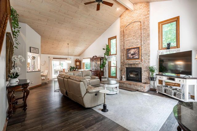 9380 S 15th AVENUE, Oak Creek, WI 53154