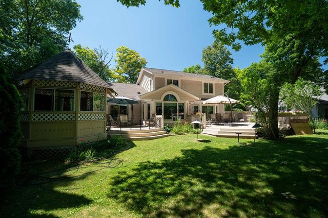 9380 S 15th AVENUE, Oak Creek, WI 53154