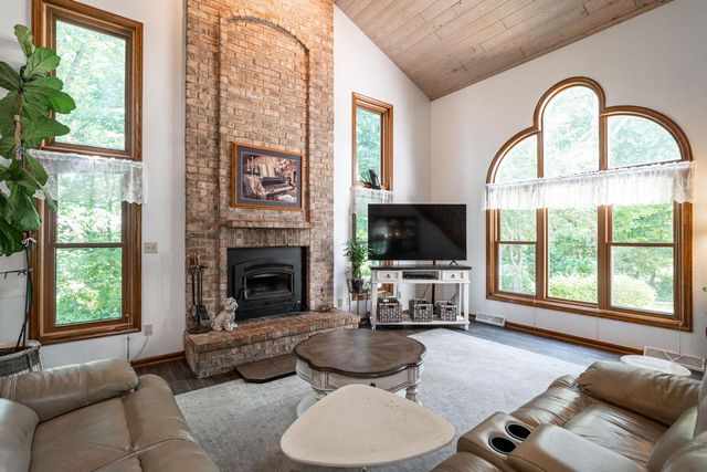 9380 S 15th AVENUE, Oak Creek, WI 53154