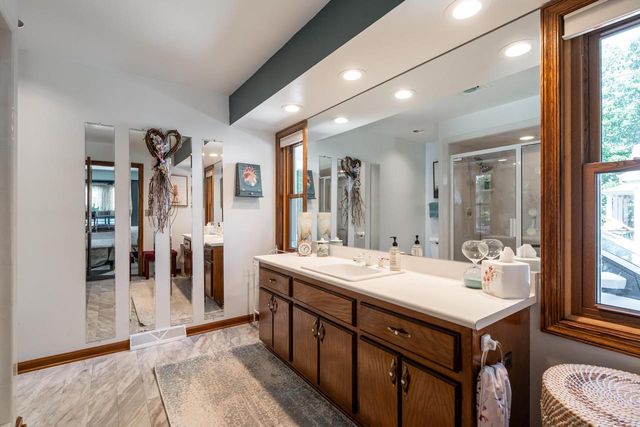 9380 S 15th AVENUE, Oak Creek, WI 53154