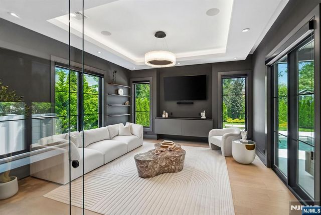 24 Carol Drive, Englewood Cliffs, NJ 07632