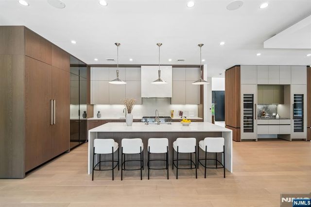 24 Carol Drive, Englewood Cliffs, NJ 07632