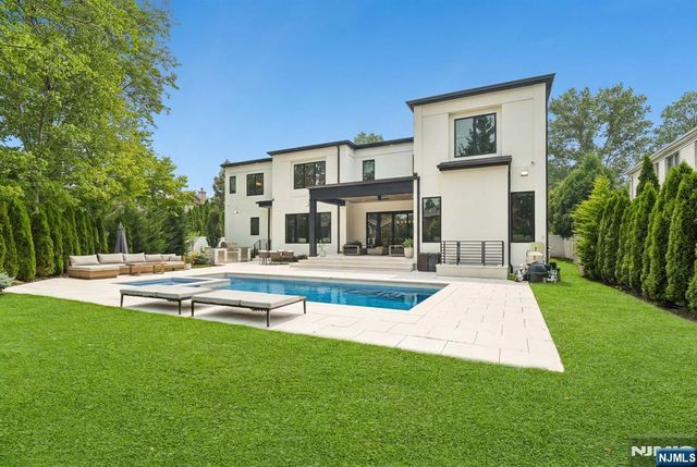 24 Carol Drive, Englewood Cliffs, NJ 07632