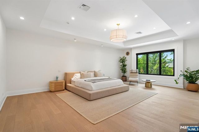 24 Carol Drive, Englewood Cliffs, NJ 07632