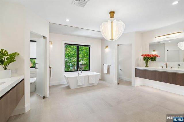 24 Carol Drive, Englewood Cliffs, NJ 07632