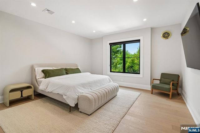 24 Carol Drive, Englewood Cliffs, NJ 07632