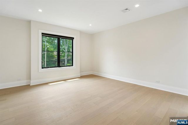 24 Carol Drive, Englewood Cliffs, NJ 07632
