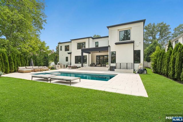 24 Carol Drive, Englewood Cliffs, NJ 07632