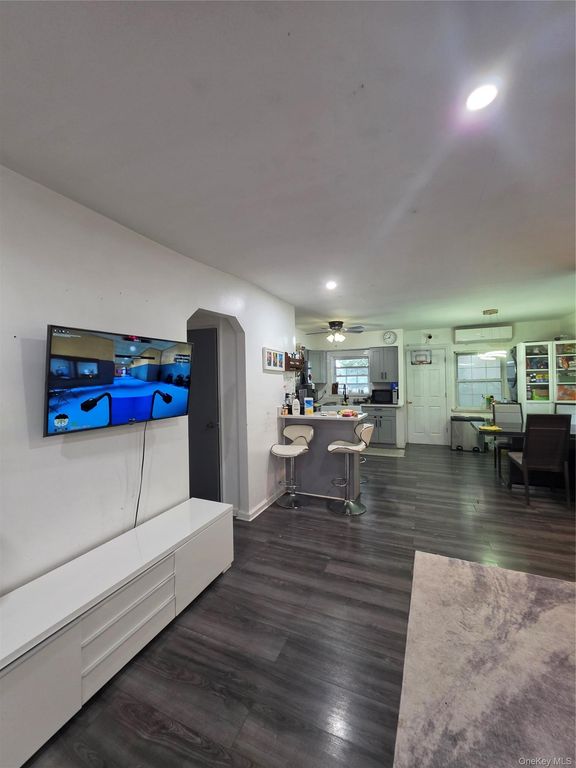 2570 Pearsall Avenue, Bronx, NY 10469 — photo 2