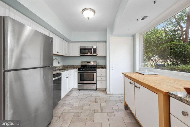 10131 FAIR WOODS DR, Fairfax, VA 22030