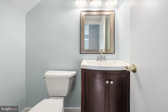 10131 FAIR WOODS DR, Fairfax, VA 22030