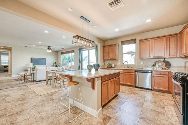 7280 E Berkeley Avenue, Fresno, CA 93737