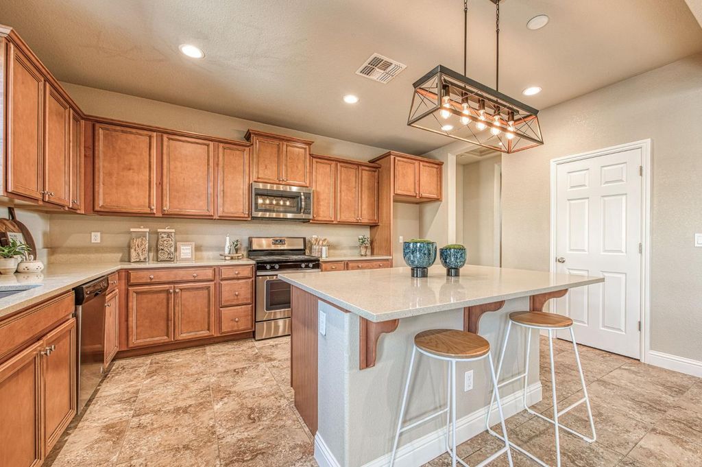 7280 E Berkeley Avenue, Fresno, CA 93737