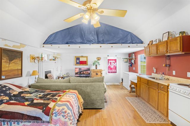 1122 County Road 344 RD, Lexington, TX 78947