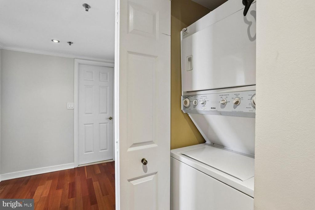 Image 20 of property listing at 5809 NICHOLSON LN #1001, Rockville, MD 20852