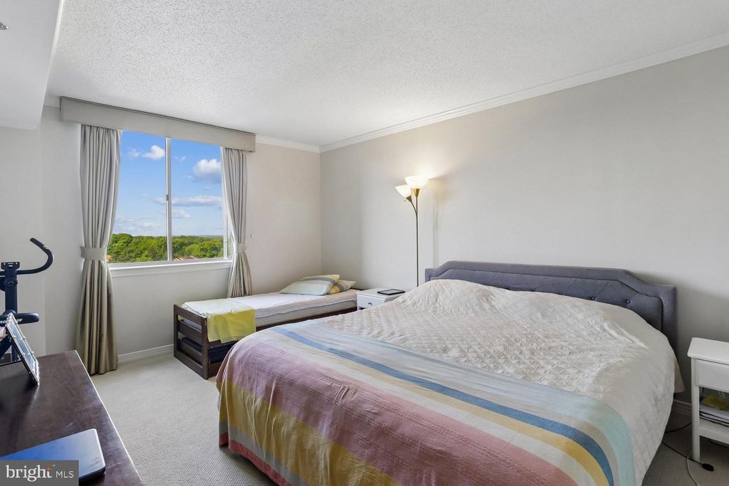 Image 21 of property listing at 5809 NICHOLSON LN #1001, Rockville, MD 20852
