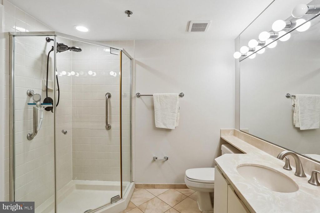 Image 22 of property listing at 5809 NICHOLSON LN #1001, Rockville, MD 20852