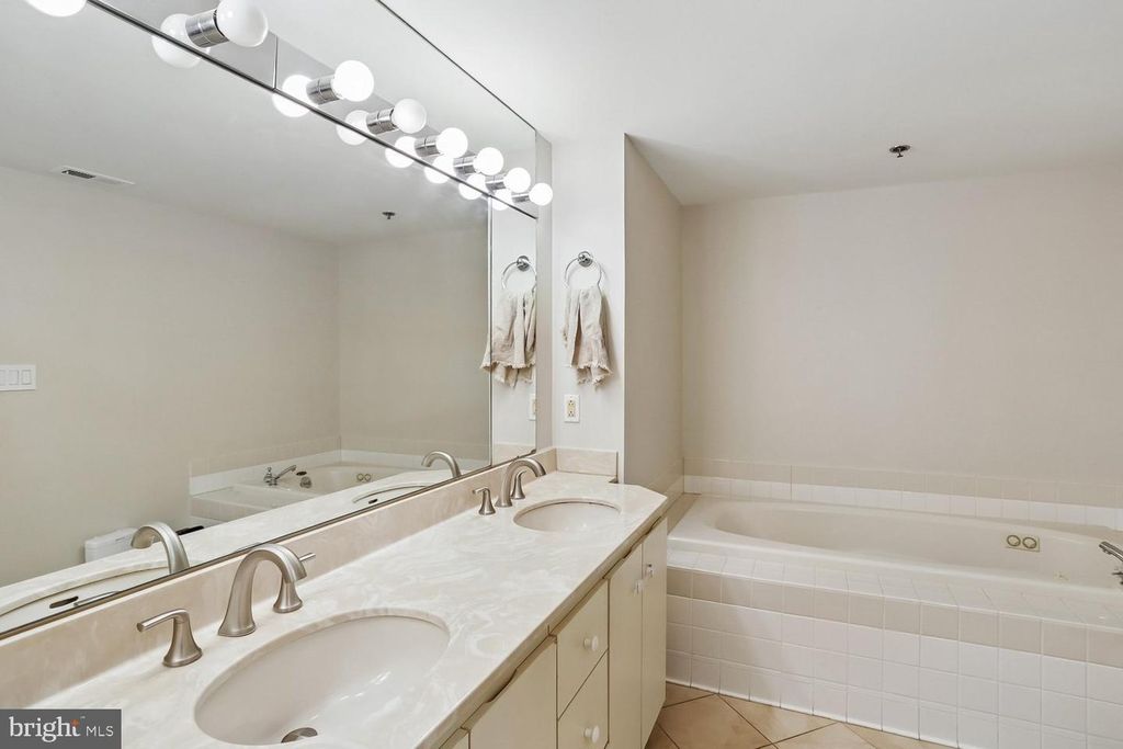 Image 23 of property listing at 5809 NICHOLSON LN #1001, Rockville, MD 20852