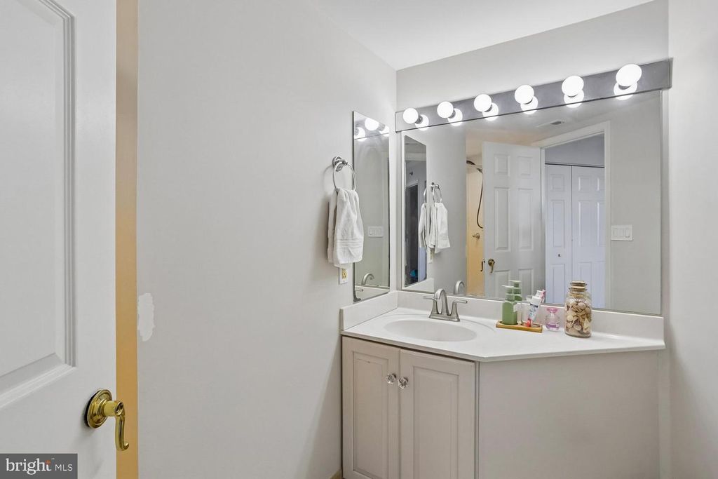 Image 26 of property listing at 5809 NICHOLSON LN #1001, Rockville, MD 20852