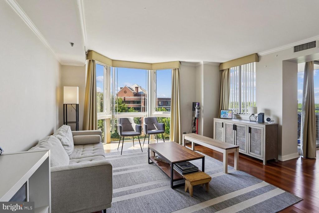 Image 3 of property listing at 5809 NICHOLSON LN #1001, Rockville, MD 20852