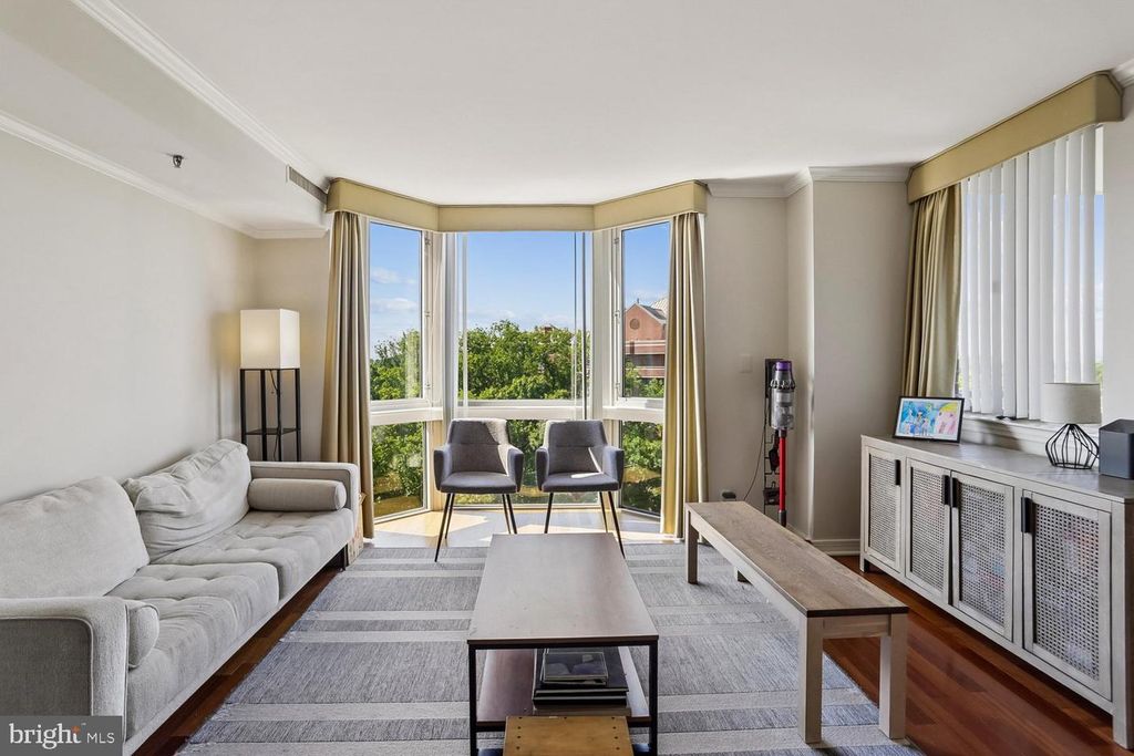 Image 4 of property listing at 5809 NICHOLSON LN #1001, Rockville, MD 20852
