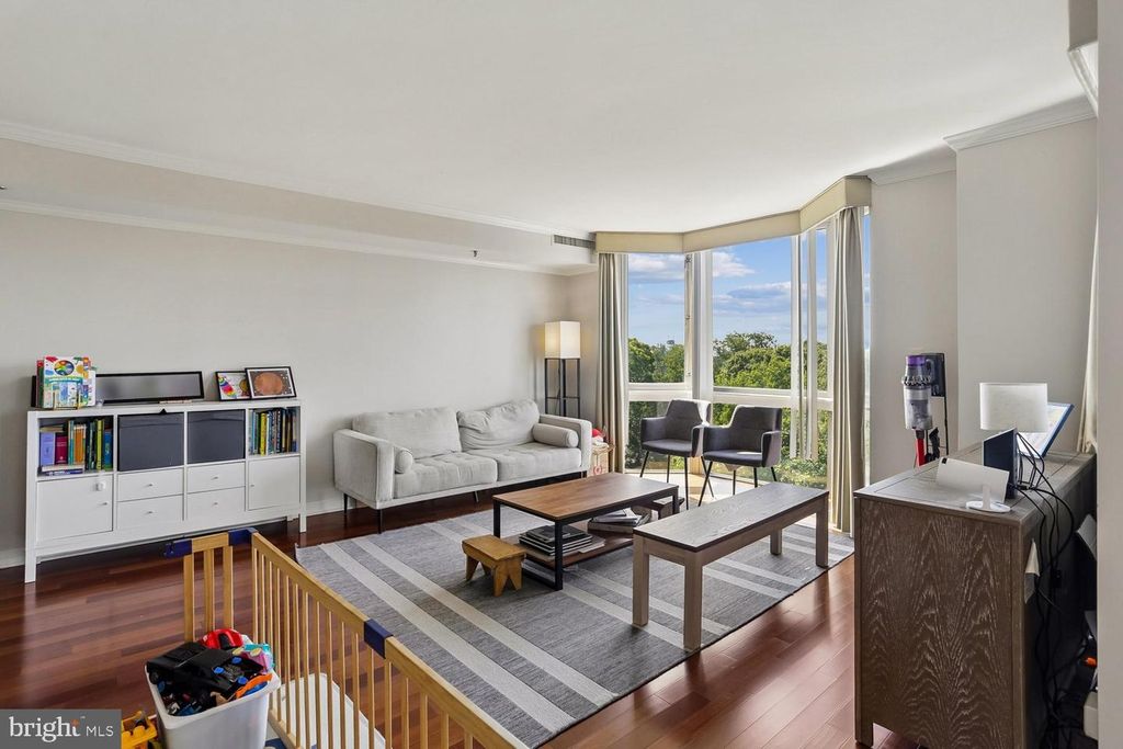 Image 5 of property listing at 5809 NICHOLSON LN #1001, Rockville, MD 20852