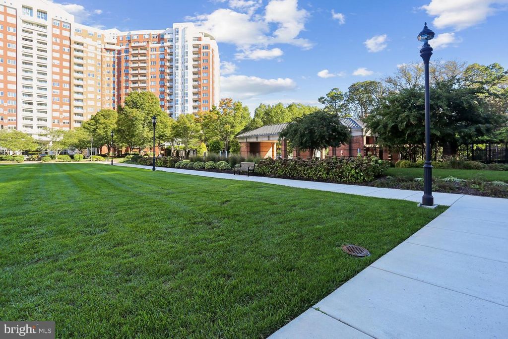 Image 45 of property listing at 5809 NICHOLSON LN #1001, Rockville, MD 20852