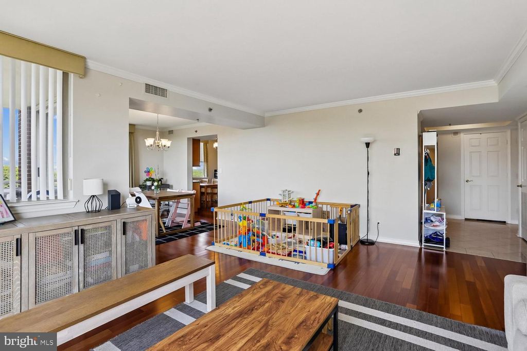 Image 7 of property listing at 5809 NICHOLSON LN #1001, Rockville, MD 20852