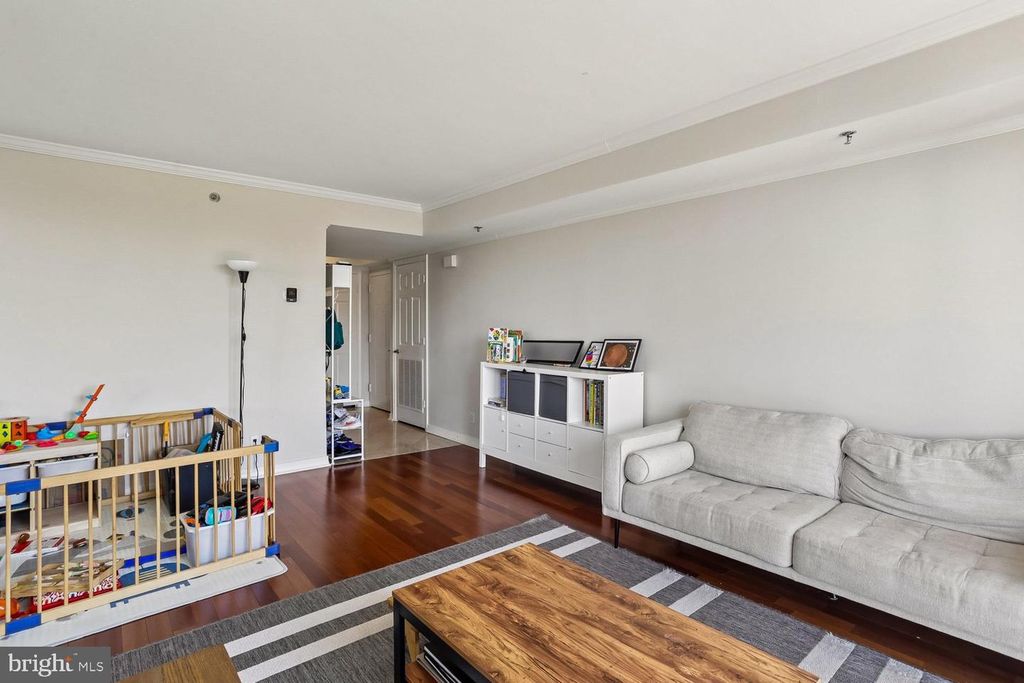 Image 8 of property listing at 5809 NICHOLSON LN #1001, Rockville, MD 20852