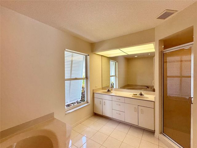 5024 SOUTHERN PINE CIRCLE, Venice, FL 34293