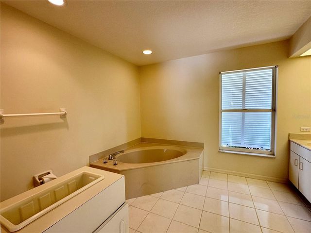 5024 SOUTHERN PINE CIRCLE, Venice, FL 34293