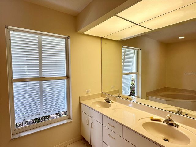5024 SOUTHERN PINE CIRCLE, Venice, FL 34293