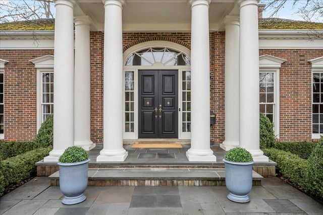 675 E Woodland Road, Lake Forest, IL 60045