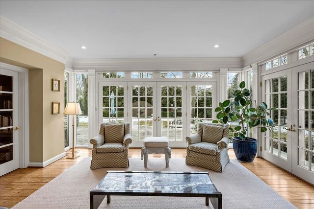 675 E Woodland Road, Lake Forest, IL 60045