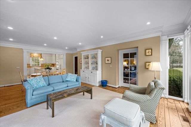 675 E Woodland Road, Lake Forest, IL 60045