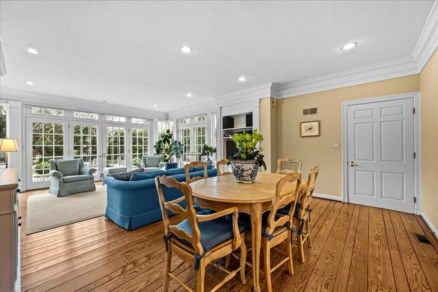 675 E Woodland Road, Lake Forest, IL 60045