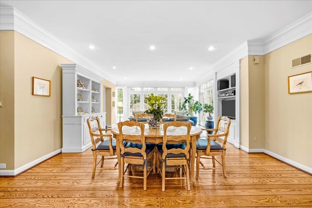 675 E Woodland Road, Lake Forest, IL 60045