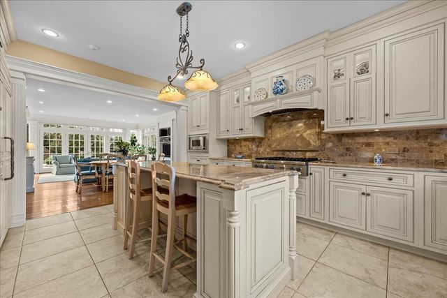 675 E Woodland Road, Lake Forest, IL 60045