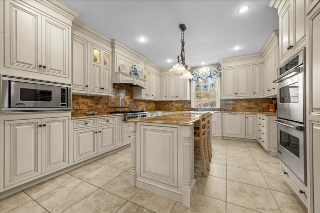 675 E Woodland Road, Lake Forest, IL 60045