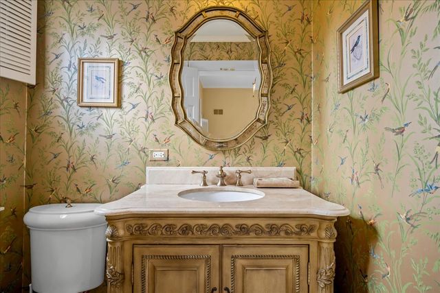 675 E Woodland Road, Lake Forest, IL 60045