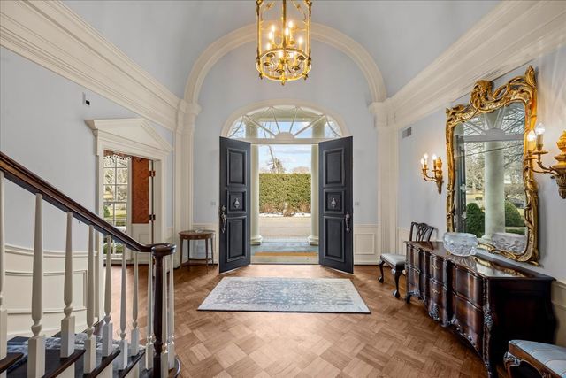 675 E Woodland Road, Lake Forest, IL 60045