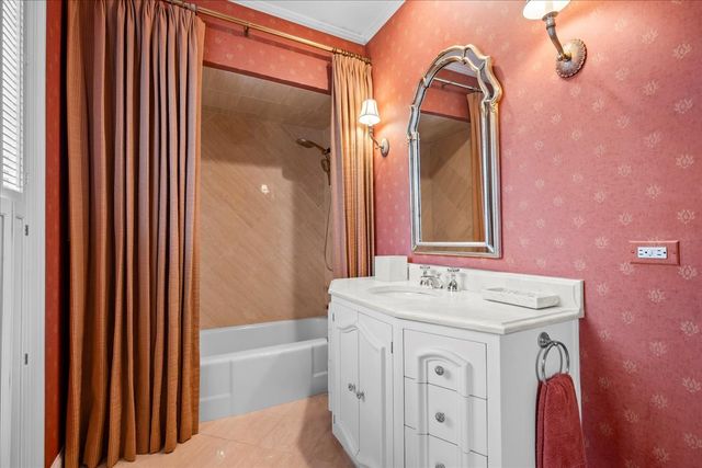 675 E Woodland Road, Lake Forest, IL 60045