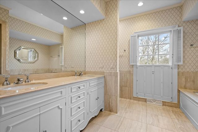 675 E Woodland Road, Lake Forest, IL 60045