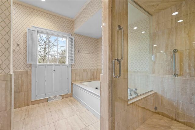 675 E Woodland Road, Lake Forest, IL 60045