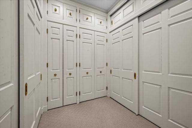 675 E Woodland Road, Lake Forest, IL 60045